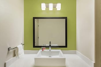 Deluxe Room, 1 King Bed, Accessible, Non Smoking (Mobility/Hearing)