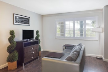Efficiency, Suite, 1 King Bed, Non Smoking, Pool View