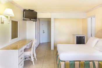Deluxe Room (1 King or 1 Queen Bed)