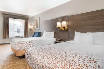 Standard Room, 2 Double Beds, Accessible, Bathtub