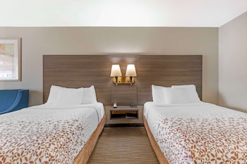 Standard Room, 2 Double Beds, Accessible, Bathtub