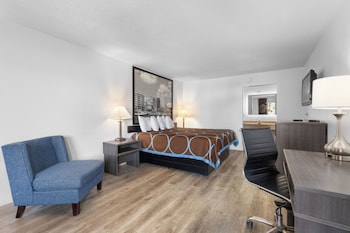 Standard Room, King Bed, Pool Side