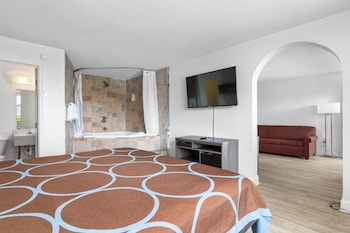 Deluxe Suite, King Bed, with Jetted Tub