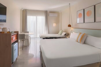 Family Room (2 adults + 1 child)