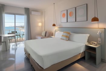 Two Bedroom Family Room Front Sea View (4+2)
