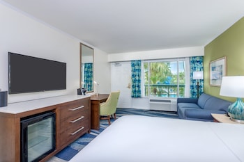 Standard Room, 1 King Bed, Pool View