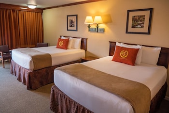 2 Queen Beds - Poolside