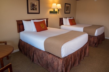 2 Queen Beds - Poolside