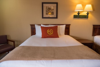 2 Queen Beds - Poolside