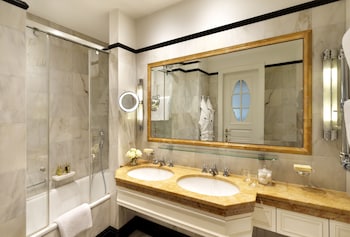 Junior Suite (village side)