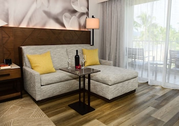 King Deluxe Roll-in-Shower Lanai