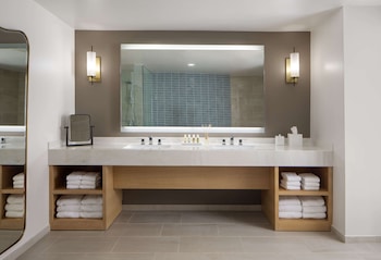 King Oceanfront Vice Presidential Suite