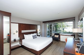 Deluxe Room, 1 King Bed, Accessible