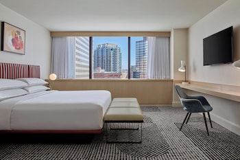 Room, 1 King Bed (Mobility/Hearing Accessible, Tub)