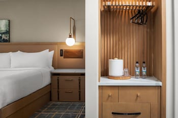 Suite, 1 King Bed (Mobility/Hearing Access, Roll-In Shwr)