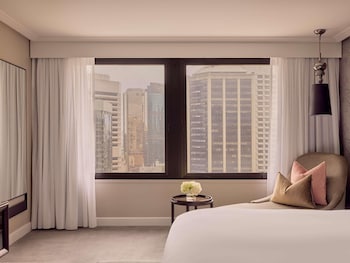 PREMIER SUITE King Bed, Separate Lounge, City View, Premium Bath