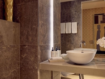 Prestige Suite Club Access, King Bed, Separate Lounge, City View High Floor, Luxury Bath, 64m2