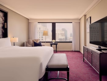 EXECUTIVE SUITE King Bed, Sofa Bed, Separate Lounge, City View