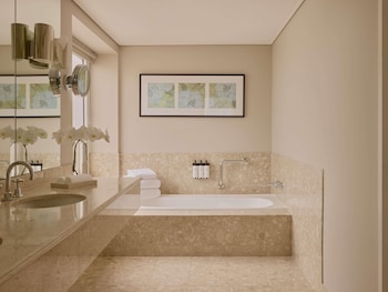 PREMIER SUITE King Bed, Separate Lounge, City View, Premium Bath