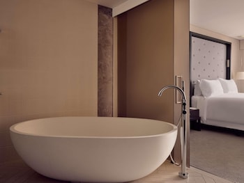 Prestige Suite Club Access, King Bed, Separate Lounge, City View High Floor, Luxury Bath, 64m2