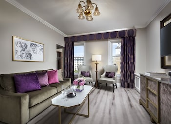Fairmont Gold One Bedroom Suite City View 1 King