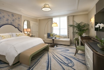 Premium Room, 1 King Bed, Resort View