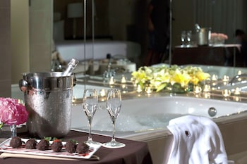 Room, 1 King Bed, Jetted Tub
