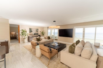 Commander and Chief Suite, Presidential Suite, 2 King beds, living room, direct ocean view