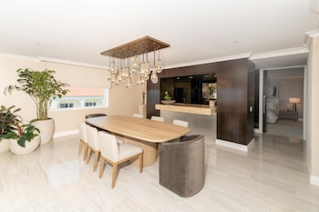 Commander and Chief Suite, Presidential Suite, 2 King beds, living room, direct ocean view