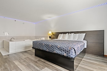 LUSH Suite,1 King Bed, Jetted Tub