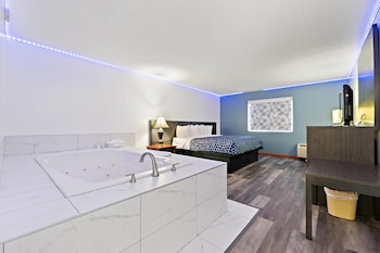 LUSH Suite,1 King Bed, Jetted Tub