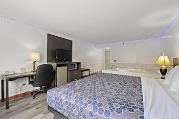 LUSH Suite,1 King Bed, Jetted Tub
