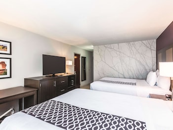 Room, 2 Queen Beds, Non Smoking, Mountain View