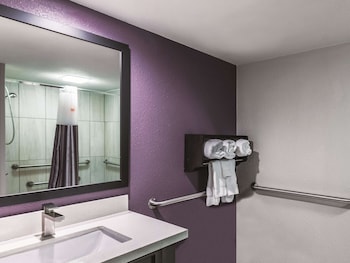 Room, 1 King Bed, Accessible, Non Smoking (Mobility, tub w grab bars)