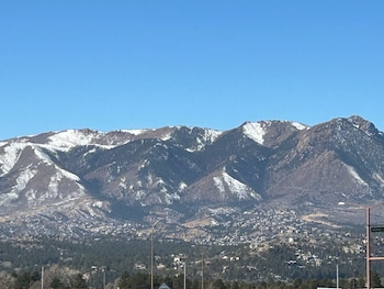Room, 2 Queen Beds, Non Smoking, Mountain View