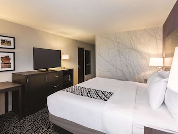 Room, 1 King Bed, Accessible, Non Smoking (Mobility, tub w grab bars)
