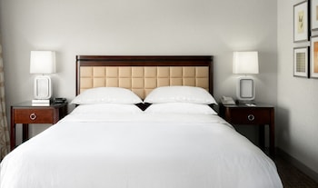 Suite, 1 Bedroom, King Bed & Sofa Bed, Accessible, (Mobility & Hearing w/ Roll-in Shower)