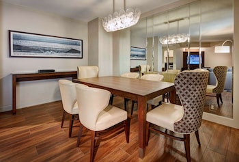 Executive Suite, 1 King Bed with Sofa bed, Non Smoking (Executive)