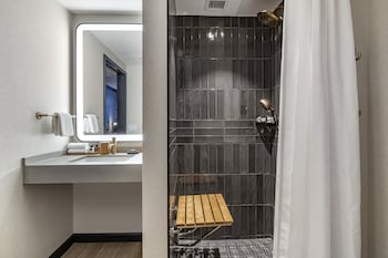 Deluxe Room, 1 King Bed, Accessible (roll-in shower)
