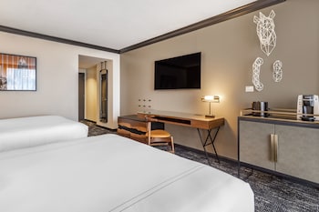 Deluxe Room, 2 Queen Beds, Accessible (Roll-In Shower)