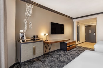 Deluxe Room, 2 Queen Beds, Accessible (Roll-In Shower)