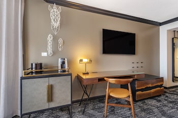 Premier Room, 1 King Bed (Club)
