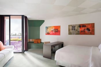 Deluxe Room, 1 King Bed, Balcony, Sea View