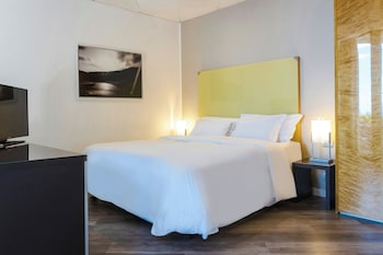 Deluxe Room, 1 King Bed, Balcony, Sea View