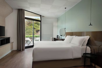 Superior Room, 1 King Bed, Balcony