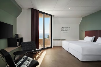 Deluxe Room, 2 Twin Beds, Balcony, Sea View