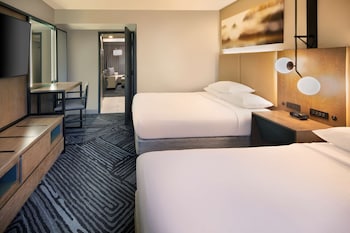 Suite, 2 Queen Beds, Accessible, Corner (Mobility, Bathtub)