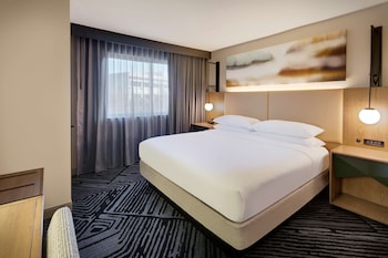 Suite, 1 King Bed, Non Smoking, Corner