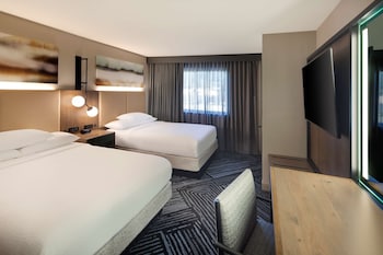 Suite, 2 Queen Beds, Accessible, Corner (Mobility, Bathtub)