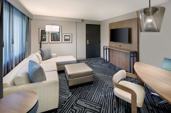 Suite, 1 King Bed, Non Smoking, Corner